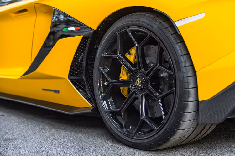 Về tiểu sử của chiếc siêu xe mui trần Lamborghini Aventador SVJ Roadster mới quay trở lại Sài thành, được biết, xe chỉ mới về nước được gần 2 năm nhưng chiếc siêu xe mui trần Lamborghini Aventador SVJ Roadster màu cam đã qua 3 lần "đò".