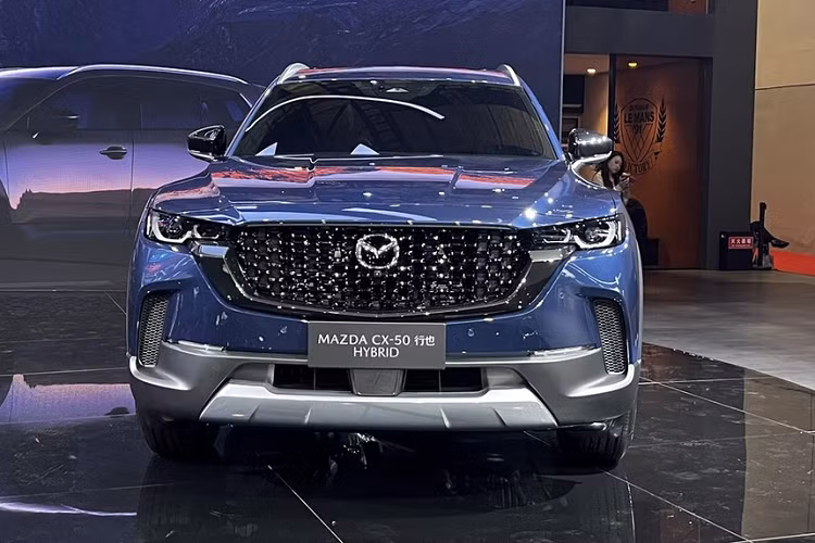 Cách đây 1 tháng, liên doanh Changan Mazda đã chính thức xuất xưởng chiếc CX-50 đầu tiên lắp ráp tại Trung Quốc, 18 ngày sau đó, họ tuyên bố đã có 10.000 người đặt mua Mazda CX-50 2023 mới dù chiếc xe crossover này vẫn chưa được đơn vị phân phối chốt giá bán. Đây là 1 thành công không dễ gì có được, nó chứng minh rằng, Mazda CX-50 2023 nhận được nhiều sự quan tâm của khách hàng tại đất nước tỷ dân này.