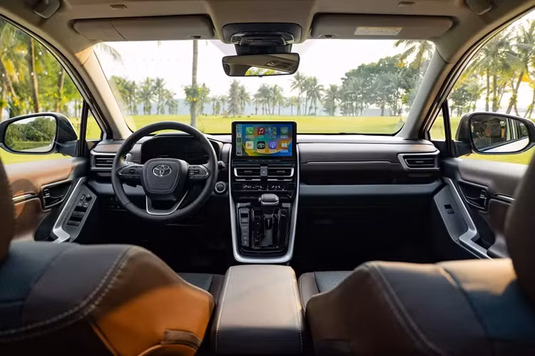 Khác với người tiền nhiệm, Toyota thêm hậu tố Cross vào tên xe, hàm ý cho cách phát triển mới, thiên hướng SUV. Innova Cross thế hệ mới tập trung vào vận hành hiệu quả, bổ sung nhiều tính năng an toàn và tiện nghi hơn thế hệ trước. Xe nhập khẩu chính hãng từ Indonesia.