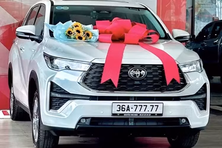 Chiếc biển số 36A-777.77 từng được cấp cho 1 chiếc xe Toyota Innova đời cũ, nhưng mới đây, đã được chủ xe định danh khi bán đi "vợ 2", và bất ngờ là anh lại đăng ký tiếp cho 1 chiếc xe Toyota Innova nhưng thuộc bản Cross 2023, điều này cho thấy vị khách hàng rất thích sự tiện lợi, đa dụng và thoải mái trên dòng xe MPV quốc dân Toyota Innova.