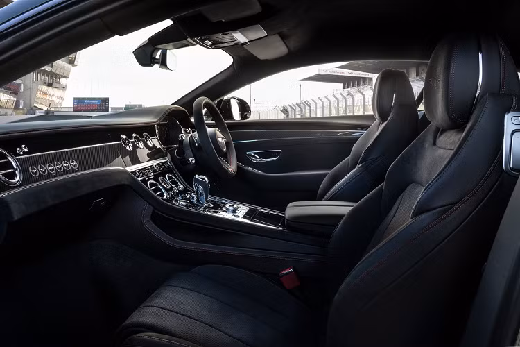 Cụm màn hình chính vẫn giữ nguyên chế độ xoay 3 chiều đặc trưng Bentley Rotating Display nhưng có chút thay đổi đối với phiên bản Le Mans. Cụ thể vẫn có màn hình cảm ứng hoặc veneer kép nhưng mặt số trung tâm tiêu chuẩn thay thế bằng Vitrine hiển thị van động cơ từ động cơ V8 tăng áp kép của Speed 8.