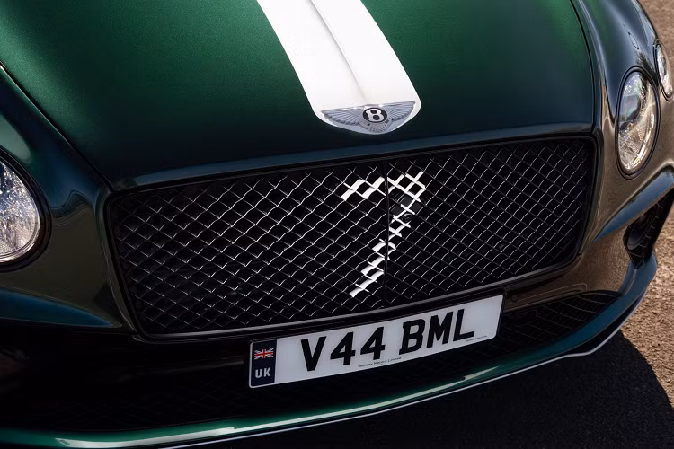 Đặc biệt logo chặng đua 24 Hours of Le Mans đặt tại phần hông xe. Xe trang bị hệ thống treo khí nén thích ứng - Bentley Dynamic Ride có thêm chức năng đánh lái bánh sau, hệ thống cân bằng điện tử biến thiên...