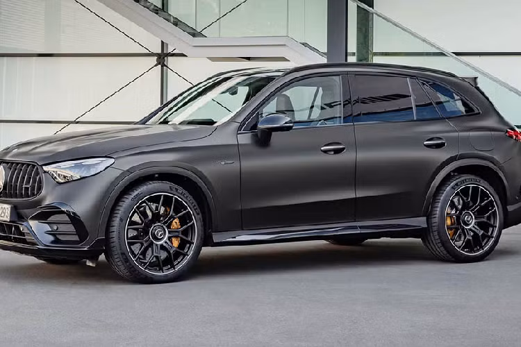Không lâu sau khi Mercedes-Benz GLC thế hệ mới được giới thiệu tại thị trường Việt Nam, hãng xe sang nước Đức đã tiếp tục ra mắt phiên bản hiệu suất cao của mẫu compact crossover hạng sang này. Theo đó, Mercedes-AMG GLC 43 2024 và GLC 63 S E Performance 2025 sẽ lần lượt xuất hiện tại các thị trường trải rộng trên toàn cầu.