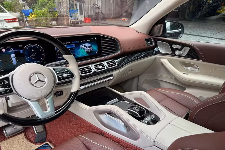 Bước vào bên trong khoang ca-bin GLS 600, người dùng sẽ không khỏi choáng ngợp bởi sự xa xỉ và sang trọng toát lên từ chất liệu da Nappa cao cấp, các chi tiết ốp gỗ, ốp nhôm sáng bóng.