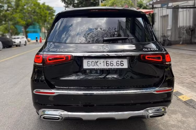 Phần thân xe đặc trưng với viền ô cửa sổ sử dụng vật liệu chrome mờ và chi tiết đáng giá nhất chính là biểu tượng Mercedes-Maybach nằm ở cột C gần cụm đèn hậu phía sau.Cụm đèn pha với thiết kế đẹp mắt như một cửa hàng đá quý thu nhỏ bên trong đi cùng những công nghệ chiếu sáng đỉnh cao của Mercedes-Benz.