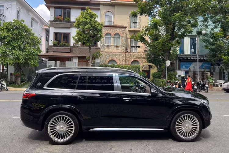 Chiếc Mercedes-Maybach GLS 600 biển tứ quý 6 của đại gia Đồng Nai nổi bật với màu sơn đen hiện đại. Khác với các bản GLS thường, siêu phẩm GLS 600 sở hữu nhiều đường nét thiết kế đặc biệt như lưới tản nhiệt là những thanh nan dọc mạ crom sáng bóng đi kèm chữ MAYBACH in chìm ngay trên đầu.