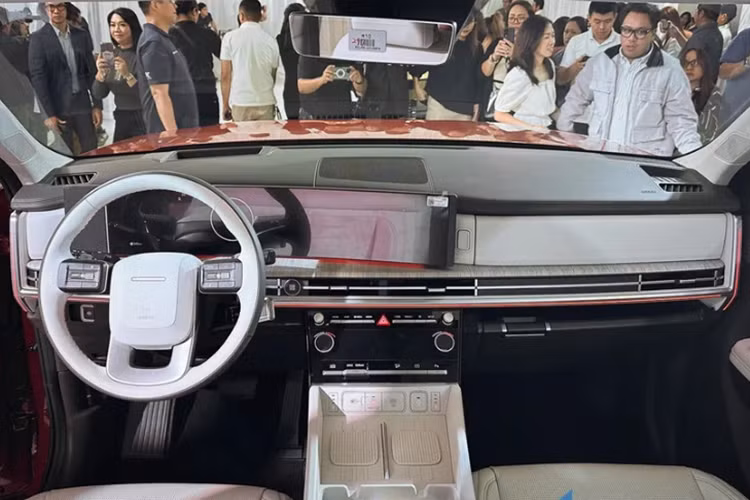 Trên mỗi phiên bản, Hyundai SantaFe 2024 sẽ sở hữu một loại vành la-zăng khác nhau. Ở phía sau, xe có đèn hậu được thiết kế với đồ họa chữ “H”. Dải đèn này được chuyển xuống thấp, gần khu vực nắp cốp. Xe có gạt mưa được đặt ẩn sau cánh gió.