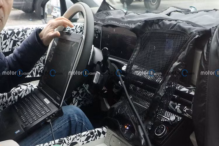 Đèn ban ngày của Santa Fe mới có hình chữ H đồng địu với tổng thể kích thước của xe. Cụm đèn hậu cũng được làm lại với đồ họa chữ H bắt mắt. Tuy nhiên, đèn hậu đặt ở trên cản sau khá thấp.
