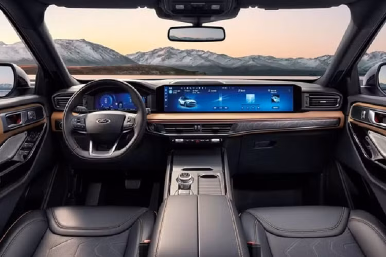 Ford Explorer Kunlun Peak tại Trung Quốc cũng được trang bị ốp gầm bằng nhôm, cùng một vài chi tiết màu cam tạo điểm nhấn như móc kéo hay mảng màu trang trí trên bộ vành hợp kim 18 inch bọc bên ngoài lốp địa hình.