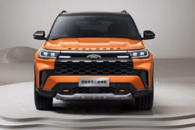 Được biết, Ford Explorer phiên bản Kunlun Peak được đặt theo tên của một dãy núi dài nhất châu Á. Biểu tượng của ngọn núi này được xuất hiện tại nhiều vị trí trên xe như: trên cột C, ốp bệ cửa và thêu nổi trên lưng ghế. Trong khi đó dòng chữ Timberline của phiên bản tại Mỹ vẫn được giữ lại trên cửa cốp sau.