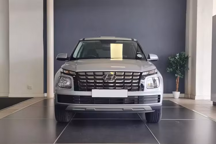 Đến nay, mẫu SUV hạng A bí ẩn mà Hyundai sắp giới thiệu tại Việt Nam lại được cho là Venue. Theo một số nguồn tin, xe sẽ chính thức trình làng vào ngày 16/12 tới đây. So với Exter, Hyundai Venue 2024 mới có kích thước lớn hơn.
