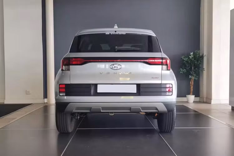 Những chi tiết thiết kế đáng chú ý khác của xe bao gồm hốc gió trung tâm rộng, ốp màu bạc ở cản trước/sau, bộ vành hợp kim 16 inch với thiết kế đa chấu khỏe khoắn, baga nóc, ăng-ten vây cá cũng như cụm đèn hậu với tạo hình chữ "T" và nằm vắt ngang đuôi xe.