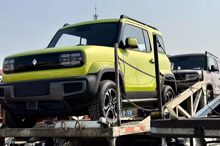 Ngoài ra, một số thông tin nội bộ của SGMW truyền ra ngoài cho thấy, mức giá bán của xe Baojun Yep 2023 siêu rẻ, khi chỉ từ 59.800 nhân dân tệ (tương đương 204 triệu đồng), tương đương các mẫu xe điện nội địa khác nhưng về thiết kế thì rất độc lạ vì chẳng khác gì một chiếc xe Mercedes-Benz G-Class thu nhỏ.