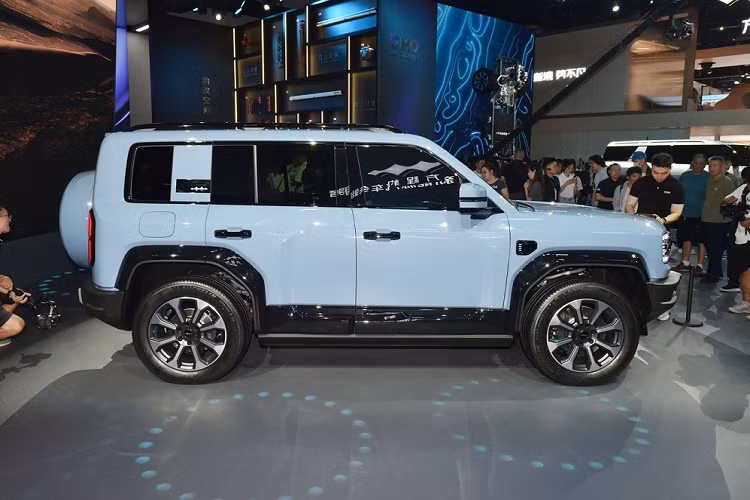 Đến nay, mẫu xe SUV Fang Cheng Bao Leopard 5 đã tiết lộ thêm 1 số chi tiết thông số kỹ thuật, cũng như việc bán chính thức sẽ diễn ra vào cuối năm. Xe dự kiến có giá bán từ 300.000 dân tệ đến 400.000 nhân dân tệ, tương đương là 968 triệu đồng đến 1,29 tỷ đồng.