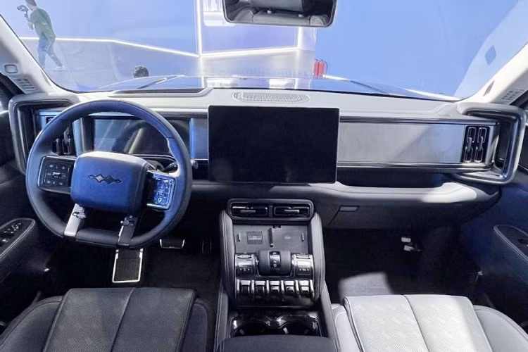 Pin 31,4 kWh của chiếc SUV việt dã này hỗ trợ sạc chậm ở mức 6 kW và sạc nhanh ở mức 100 kW. Fang Cheng Bao Leopard 5 tại Trung Quốc được trang bị động cơ máy xăng 4 xi-lanh, dung tích 1.5L và 2 mô-tơ điện hỗ trợ dẫn động 4 bánh điện tốc độ thấp.