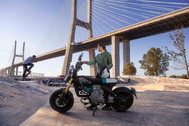 Ở các mẫu xe Highline, Chế độ giá đỡ cho phép ứng dụng BMW Motorrad trong điện thoại thông minh của bạn hoạt động như một màn hình bổ sung, điều khiển thông qua bàn phím trên tay lái. Đồng thời sử dụng ứng dụng để ghi lại các chuyến đi của bạn. Với BMW Motorrad Connect (cũng được bao gồm trong gói Highline), trạng thái sạc và các thông tin khác về xe CE 02 có thể được xem từ mọi nơi thông qua ứng dụng.