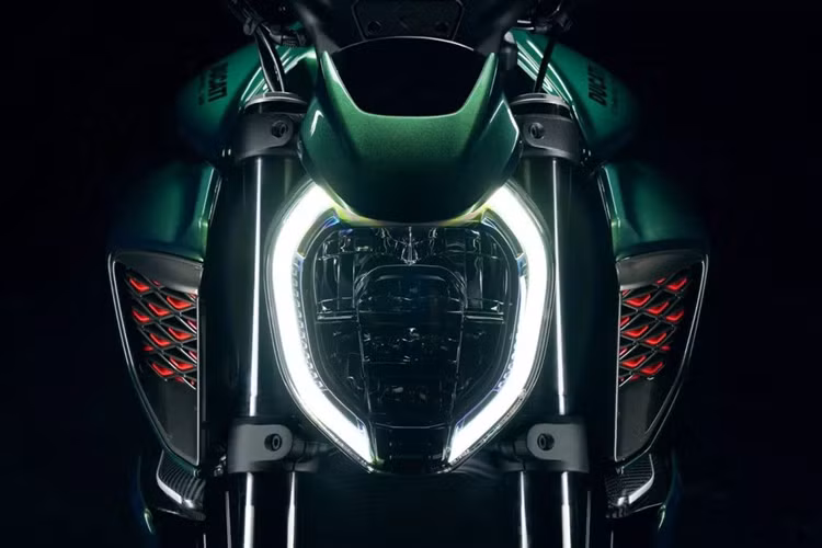 Với Diavel for Bentley Mulliner, Bentley cho biết :”Khách hàng có thể chọn màu thân xe motor giống với chiếc xe ô tô của họ hoặc những màu từ bảng màu độc quyền do các nhà thiết kế của Mulliner lựa chọn”.