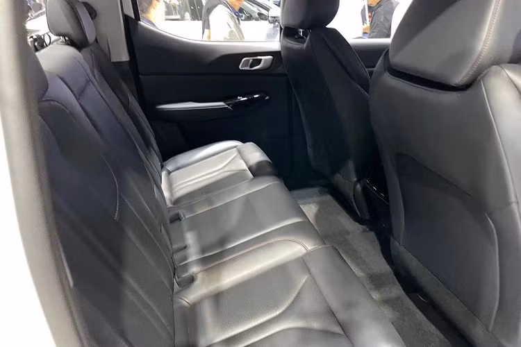 Bên trong khoang lái xe bán tải điện Changan Lantuo EV được hoàn thiện ở mức cơ bản, xe có màn hình kép giữa bảng đồng hồ và màn hình giải trí. Vô lăng 4 chấu.
