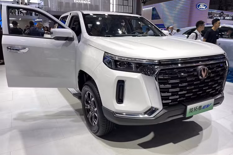Tại triển lãm ô tô Thượng Hải 2023, thương hiệu xe Changan đã giới thiệu tiếp 1 phiên bản xe bán tải Lantuo của mình như 1 lời tuyên chiến với các đối thủ nội địa khác, ở lần này, hãng xe được nhiều người Việt biết đến nhiều qua các dòng xe tải nhỏ hạng nhẹ đã tung sản phẩm chạy điện là Changan Lantuo EV 2023 mới.