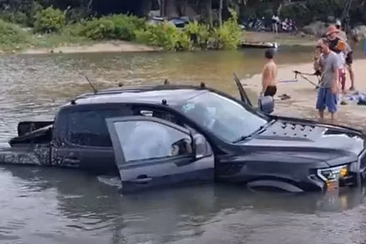 Chiếc xe trong bài đã được độ lại một số chi tiết nên việc có giá cao hơn thị trường là điều hiển nhiên. Tuy nhiên với lai lịch từng bị ngập nước mà chủ xe vẫn rao bán với giá 1,2 tỷ đồng là hoàn toàn không hợp lý, đây cũng là điều khiến cộng đồng thêm bất bình.