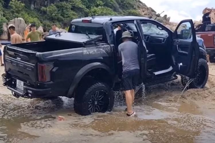 Sau khi thông tin về chiếc Ford Ranger Raptor 2022 ngập nước bị cộng đồng mạng bóc mẽ, rất nhiều người đã tỏ ra rất bức xúc vì hành vi bán hàng thiếu trung thực của người bán. Hiện nay trên thị trường, những chiếc Ford Ranger Raptor 2022 đã qua sử dụng có giá bán dao động từ 1-1,2 tỷ đồng, tùy tình trạng xe.