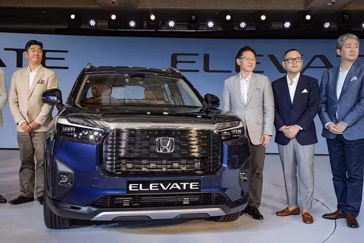 Điểm nhấn của mẫu xe này nằm ở kích thước nhỉnh hơn đối thủ. Cụ thể, xe SUV Honda Elevate 2023 sở hữu chiều dài 4.312 mm, chiều rộng 1.790 mm, chiều cao 1.650 mm, chiều dài cơ sở 2.650 mm và chiều cao gầm 220 mm. Hãng Honda khẳng định đây là mẫu xe có chiều cao gầm lớn nhất trong phân khúc SUV cỡ B tại Ấn Độ.