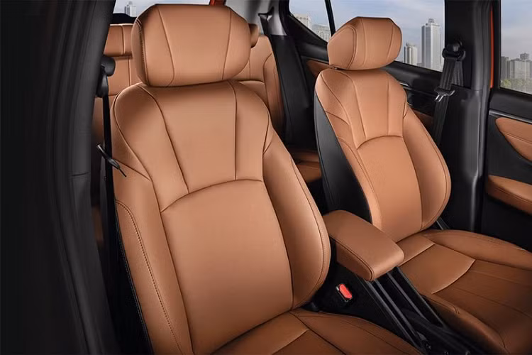 Bên trong mẫu SUV cỡ B này là nội thất bọc da phối màu tương phản. Xe được trang bị vô lăng 3 chấu, tích hợp phím chức năng, bảng đồng hồ analogue với màn hình đa thông tin 7 inch và màn hình cảm ứng trung tâm 10,25 inch đặt nổi trên mặt táp-lô, hỗ trợ kết nối với điện thoại thông minh qua Android Auto/Apple CarPlay.