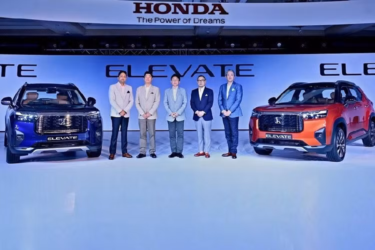 Nằm bên dưới nắp ca-pô của Honda Elevate là động cơ xăng 4 xi-lanh, dung tích 1.5L, dùng chung với đàn anh City. Động cơ cho công suất tối đa 121 mã lực và mô-men xoắn cực đại 145 Nm. Động cơ này đi với hộp số sàn 6 cấp hoặc hộp số biến thiên vô cấp CVT cùng hệ dẫn động cầu trước. Trong vòng 3 năm tới, Honda Elevate sẽ được bổ sung phiên bản thuần điện.
