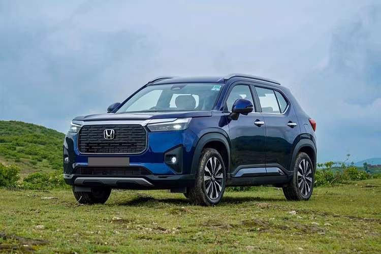  Honda Elevate 2023 mới là mẫu SUV cỡ B hoàn toàn mới đã chính thức trình làng ở thị trường Ấn Độ vào hồi đầu tháng 6 năm nay. Sau 3 tháng, giá bán của mẫu xe này mới được công bố. Theo đó, ở thị trường Ấn Độ, giá xe Honda Elevate cho 4 phiên bản bán ra dao động từ 1.099.900 - 1.599.900 Rupee (khoảng 320 - 465 triệu đồng).