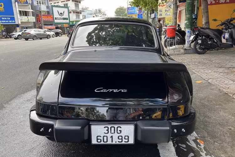 Xe nguyên bản có màu đỏ và sau này được sơn đen, tân trang nhiều chi tiết trước khi được doanh nhân này cầm lái xuống đường như 1 cách khẳng định độ đam mê của thương hiệu xe Porsche.