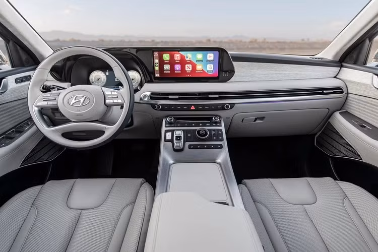 Bên trong xe, mẫu SUV cỡ lớn này được trang bị nội thất 3 hàng ghế với chất liệu da màu sáng cao cấp. Trang bị của Hyundai Palisade ở thị trường Việt Nam chưa được hé lộ. Trong khi đó, ở thị trường nước ngoài, xe có màn hình cỡ lớn nằm trên mặt táp-lô, tích hợp bảng đồng hồ kỹ thuật số và màn hình cảm ứng trung tâm cùng có kích thước 12,3 inch.