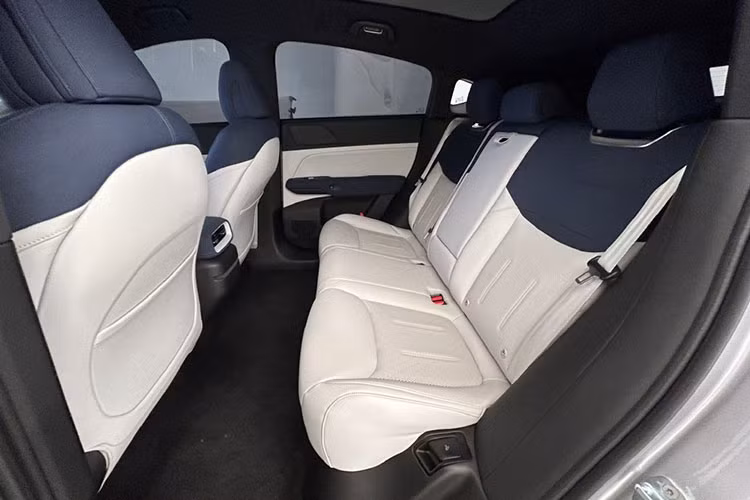 Chiếc SUV điện XPeng G6 sẽ đi kèm với phiên bản RWD một động cơ và phiên bản 4WD động cơ kép. Động cơ đơn sẽ có công suất 218 mã lực và mô-men xoắn 440 Nm, trong khi động cơ kép sẽ bổ sung thêm 140 mã lực vào đó, có công suất kết hợp là 358 mã lực (460 mã lực) với mô-men xoắn cực đại 660 Nm.
