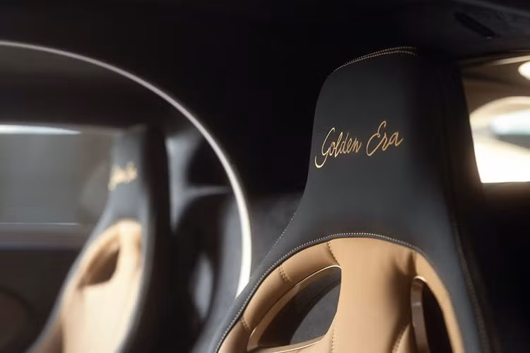 Không gian nội thất của chiếc Chiron Super Sport Golden Era cũng được trang trí bằng hình phác thảo của những mẫu xe Bugatti huyền thoại. Cánh cửa bên phía người lái có EB110 , Veyron và Chiron, trong khi phía đối diện có 3 dòng xe đua Type 35, Type 57 SC Atlantic và Type 41 Royale.