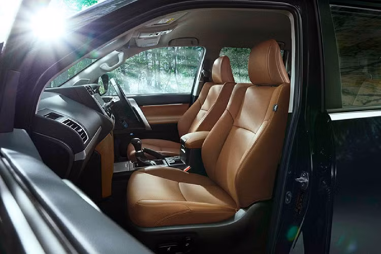 Toyota Land Cruiser Prado 2024 nhiều khả năng cũng sở hữu kích thước tương tự Lexus GX thế hệ mới. Nếu đúng như vậy, xe sẽ có chiều dài 5.005 mm, chiều rộng 2.114 mm, chiều cao 1.915 - 1.935 mm và chiều dài cơ sở 2.850 mm.