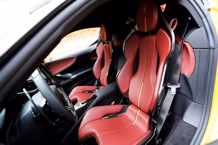 Chiếc siêu xe Ferrari SF90 Stradale này có màu sơn vàng rất nổi bật, theo như chia sẻ của đại gia Hải Dương, đây là SF90 Stradale đầu tiên được phân phối chính hãng tại Việt Nam, mà đại gia này tặng sinh nhật cho mình. Hiện ngoài chiếc xe Ferrari SF90 Stradale này, các đại gia Việt còn sở hữu 3 chiếc xe khác.