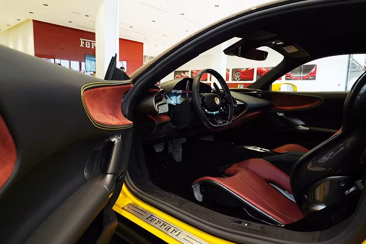 Ferrari SF90 Stradale của Hoàng Kim Khánh được trang bị động cơ xăng V8, tăng áp, dung tích 4.0 lít, sản sinh công suất tối đa 769 mã lực và mô-men xoắn cực đại 800 Nm. Động cơ này kết hợp với hệ thống hybrid bao gồm 3 mô-tơ điện. Trong đó, 1 mô-tơ điện nằm kẹp giữa động cơ V8 và hộp số tự động ly hợp kép 8 cấp mới. 2 mô-tơ điện còn lại được đặt trên cầu trước của Ferrari SF90 Stradale.