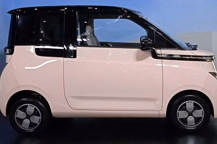 Đối với ai tìm mua Wuling Air EV bản 4 cửa, mức giá giảm sẽ lên đến 13.000 nhân dân tệ, tương đương 43 triệu đồng, như vậy, giá bán của xe Wuling Air EV 4 cửa cao cấp nhất sau khi giảm có giá từ 69.800 nhân dân tệ, tương đương 233 triệu đồng, chỉ đắt hơn 10 triệu đồng so với bản cao nhất của Wuling Air EV 2 cửa.