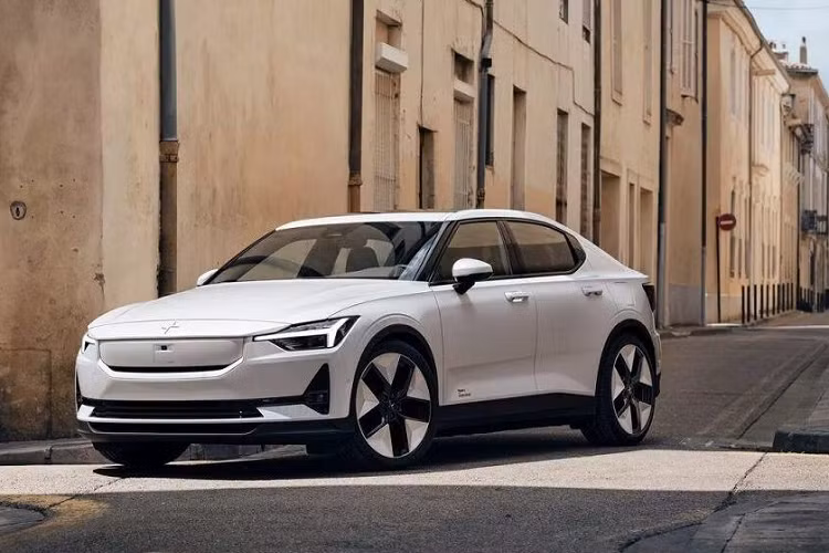  4. Polestar 2 Polestar 2 có phong cách riêng biệt và thiết kế độc đáo, giúp nó nổi bật trên thị trường ôtô điện hiện nay. Dù không có tên tuổi lớn như Tesla, GM hay Ford, Polestar 2 đang thu hút sự chú ý với tính năng và giá trị của mình.