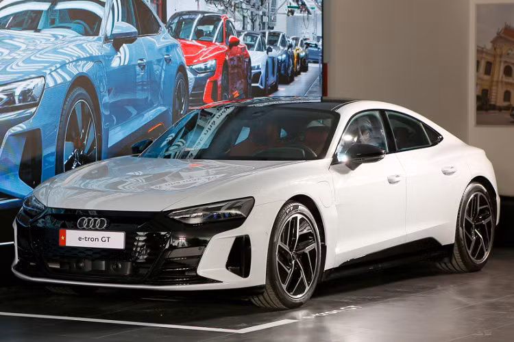  1. Audi e-tron GT Không có chiếc xe nào trong danh sách này có thể thực sự sánh ngang với Audi e-tron GT về thiết kế và hiệu suất. Với sự kết hợp giữa tốc độ nhanh chóng, ngoại hình đẹp mắt và chất lượng châu Âu, e-tron GT đã thể hiện mình như một chiếc xe điện đỉnh cao.