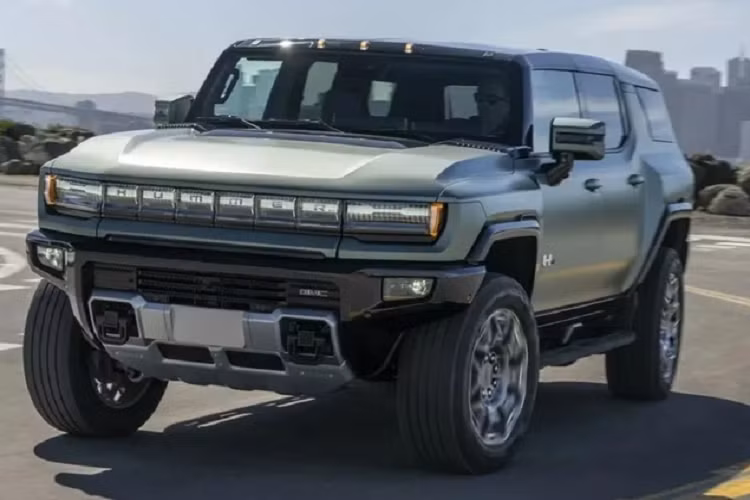  5. SUV GMC Hummer EV Trong top 5 ôtô điện được báo Mỹ khuyên dùng, GMC Hummer EV mang đến một cái nhìn thú vị về xe điện với thiết kế mạnh mẽ và sự tiện ích của một SUV. Đây là lựa chọn cho những người muốn sở hữu một chiếc xe điện đặc biệt và đậm chất thể thao.