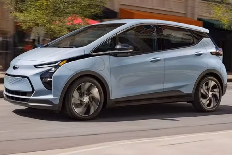  3. Chevrolet Bolt Chevrolet Bolt thể hiện tính thực tiễn với giá cả phải chăng và lợi ích từ các ưu đãi thuế. Với giá thấp nhất trong danh sách này, Bolt có khả năng thu hút người mua với mức giá ưu đãi và công nghệ Super Cruise của GM.