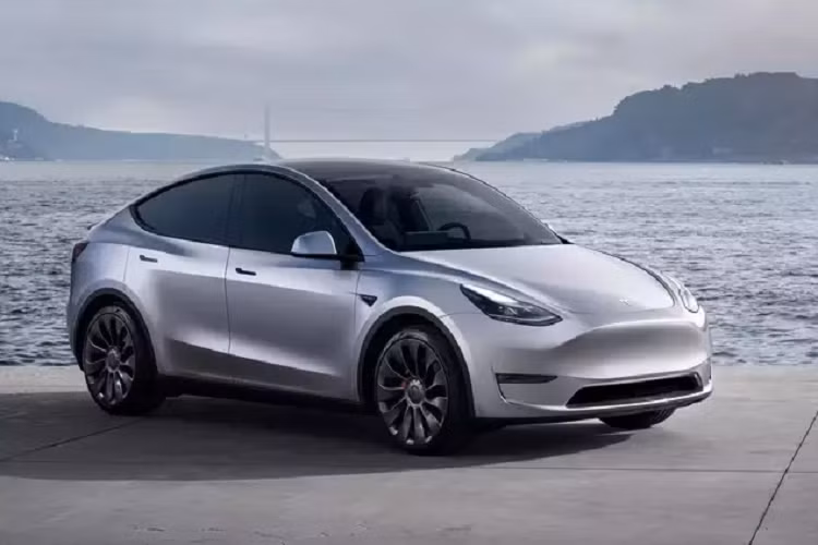  2. Tesla Model Y Model Y của Tesla là một trong những chiếc xe điện bán chạy nhất trên thế giới. Với khả năng vận hành tiện lợi và sự hỗ trợ từ hệ thống Supercharger của Tesla, nó đã trở thành lựa chọn phổ biến cho những người muốn chuyển sang xe điện. Mẫu xe này được đánh giá cao bởi sự tiện ích và khả năng vận hành mạnh mẽ.