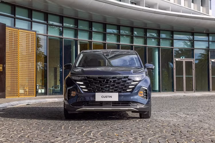Nằm bên dưới nắp ca-pô của Hyundai Custin ở Việt Nam là 2 tùy chọn động cơ. Đầu tiên là động cơ xăng 2.0L Turbo GDi, cho công suất tối đa 236 mã lực và mô-men xoắn cực đại 353 Nm. Thứ hai là động cơ 1.5L Turbo GDi, tạo ra công suất tối đa 170 mã lực và mô-men xoắn cực đại 253 Nm.