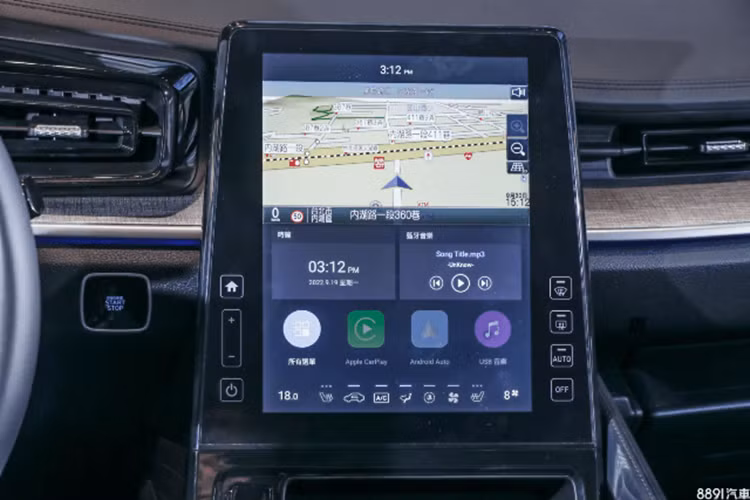 Những trang bị đáng chú ý khác của Hyundai Custin gồm có vô lăng tích hợp phím chức năng/lẫy chuyển số thể thao, bảng đồng hồ kỹ thuật số, màn hình cảm ứng trung tâm 10,4 inch, hệ thống dẫn đường phát triển dành riêng cho Việt Nam