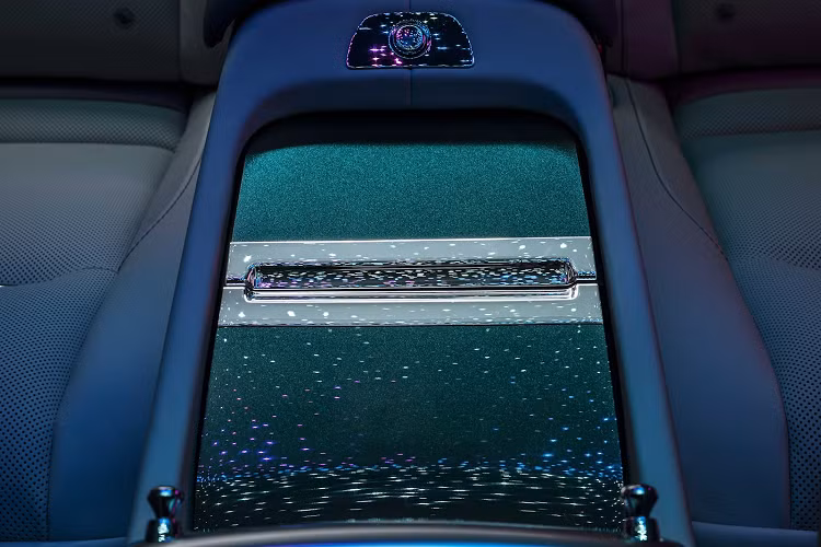 Để tái hiện “sự huy hoàng rực rỡ mà thanh tao” của hiện tượng này, bộ phận Bespoke của Rolls-Royce đã làm ra hai màu sơn mới có hiệu ứng nhũ phản quang là xanh lam Aurora Blue và xanh lá Borealis Green.