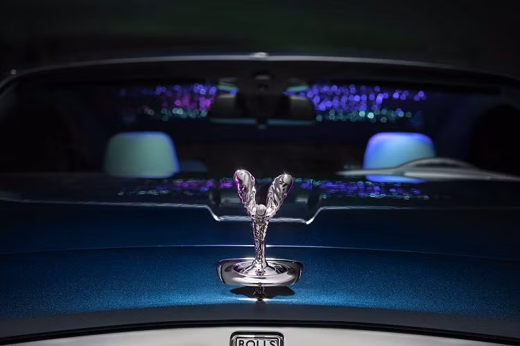 Trần xe Starlight Headliner còn được gắn hệ thống đèn nhiều màu với xanh dương, xanh lá cây và trắng, mang lại hiệu ứng thay đổi màu sắc tùy theo góc nhìn.