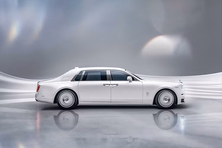  Phantom Platino Tên gọi của chiếc Phantom này đến từ tông màu trắng bạch kim chủ đạo. Nội thất sử dụng hai loại vải khác nhau. Một được làm thủ công trong nhà máy Ý, chiếc còn lại làm từ sợi tre.