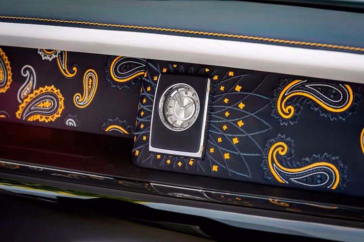  Phantom Paisley Gallery Một Gallery độc nhất vô nhị trên một chiếc Phantom khác, lần này diễn tả lại motif họa tiết trang nhã được thấy trên các mặt hàng xa xỉ trong nhiều thế kỷ của lịch sử loài người thông qua thiết kế thêu tay hoàn toàn.