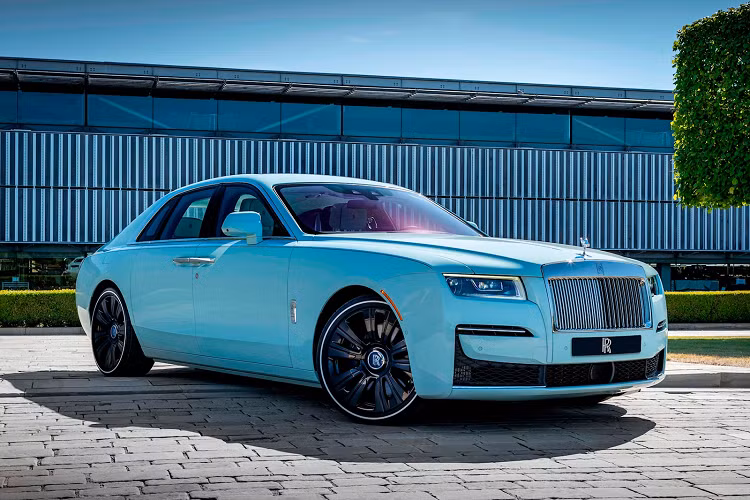  Ghost Pebble Beach Collection Đây là bộ sưu tập những chiếc Rolls-Royce Ghost đặc biệt, được tạo ra với mục đích tri ân sự kiện hội tụ xe thượng lưu Pebble Beach diễn ra hàng năm, nơi mà Rolls-Royce đã từng có những màn trình diễn không thể quên được chẳng hạn như lần hãng giới thiệu chiếc Boat Tail.