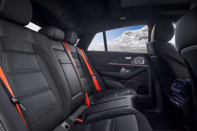 Mercedes-AMG cho biết GLE 53 PHEV dùng hệ dẫn động 4 bánh 4Matic+, đi kèm với hệ thống treo khí nén AMG Ride Control+ với hệ thống giảm xóc thích ứng được phát triển đặc biệt.